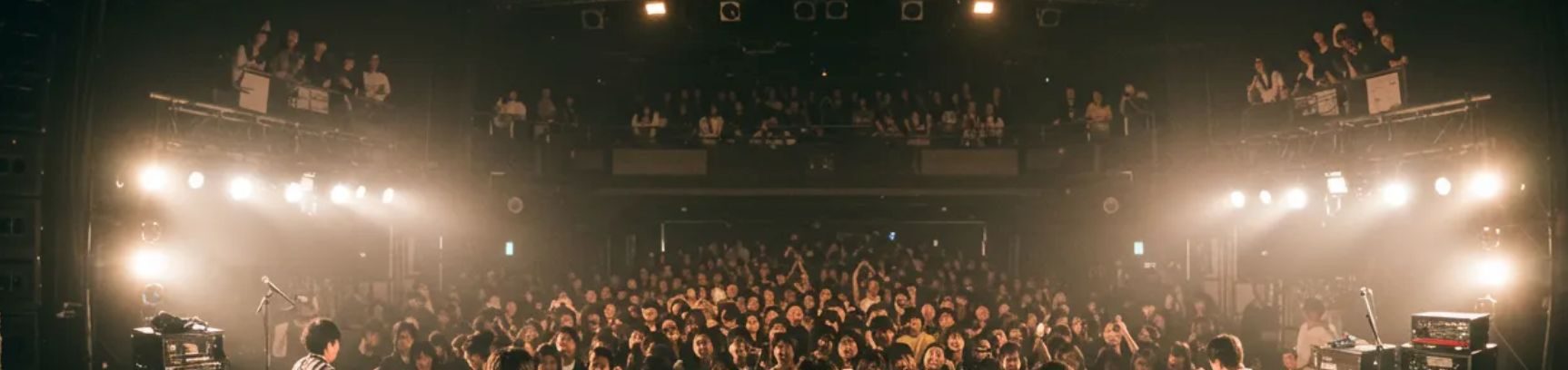 ライブ会場の客席とステージ照明